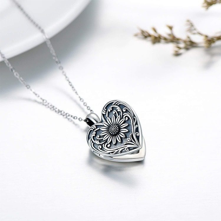 Relicario de corazon de Plata con detalle de girasol, Collar Personalizable, Guardapelo personalizable con foto o mensaje, grabado laser